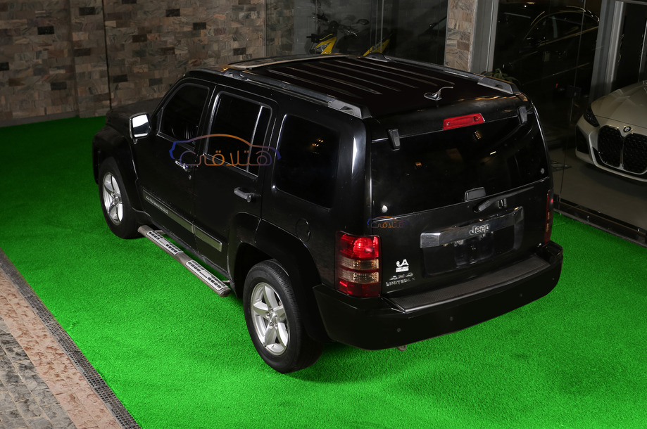 Cherokee Jeep أسود