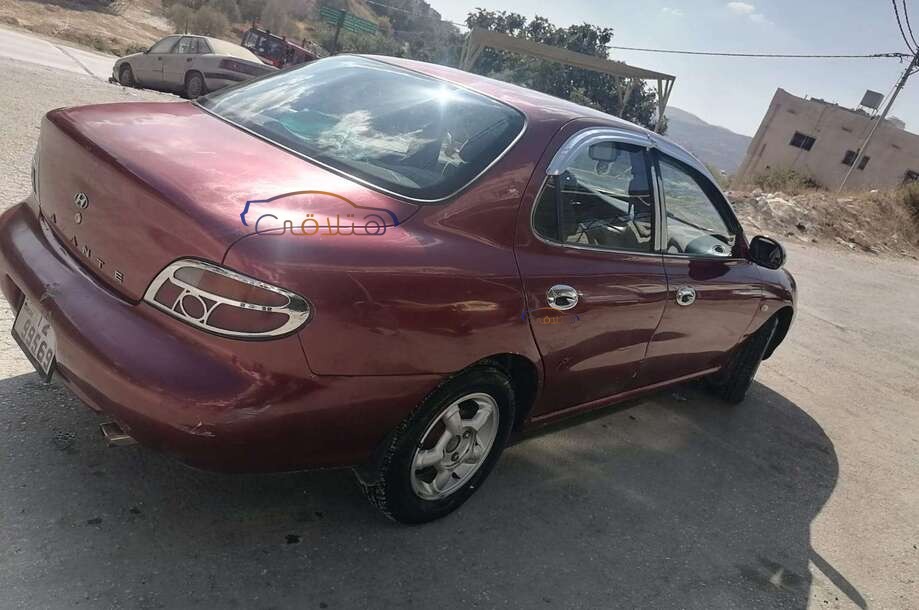 Avante Hyundai احمر غامق