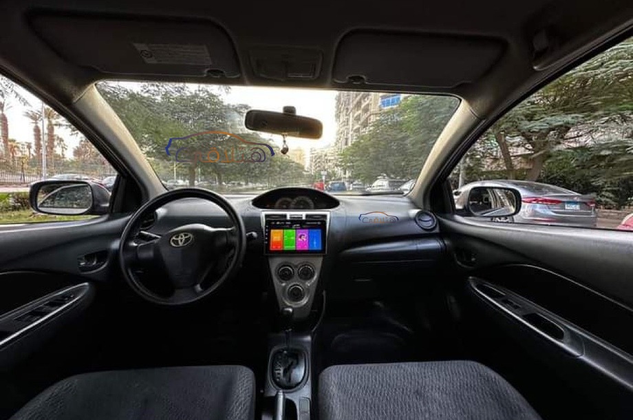 Yaris Toyota فضي