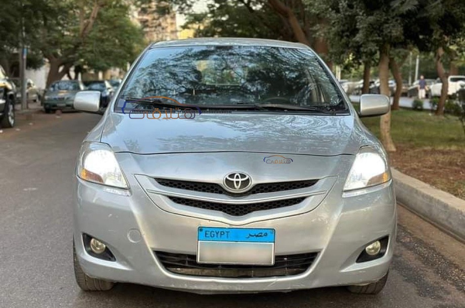 Yaris Toyota فضي