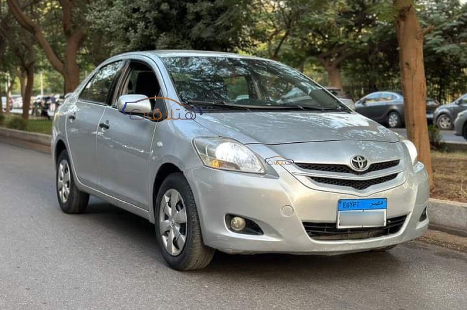 Yaris Toyota فضي