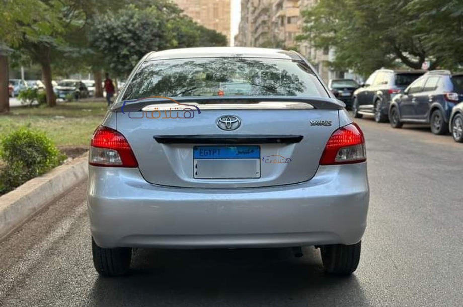 Yaris Toyota فضي
