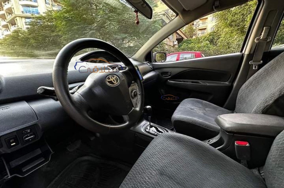 Yaris Toyota فضي