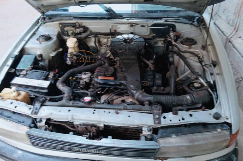 Lancer Mitsubishi فضي