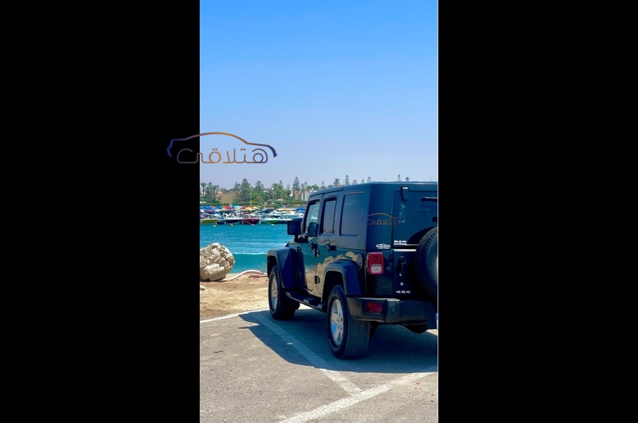 Wrangler Jeep أسود
