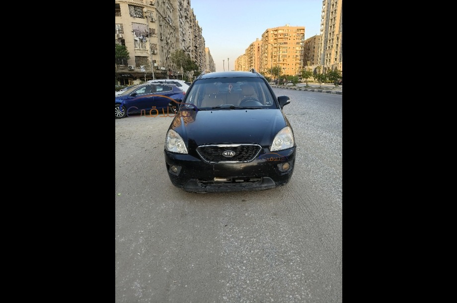 Carens Kia أسود