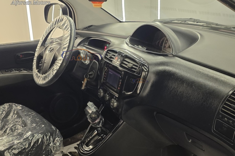 Matrix Hyundai احمر غامق