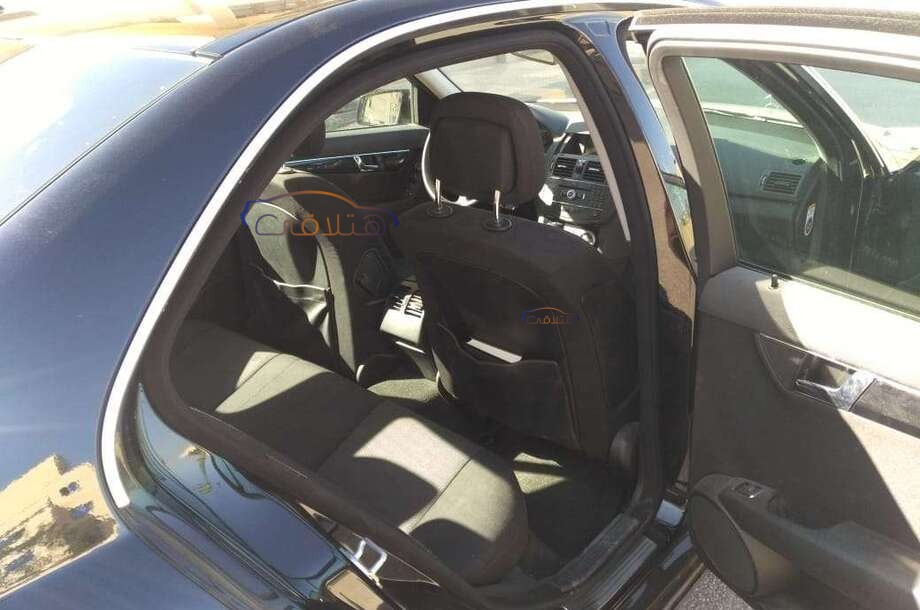 C 180 Mercedes أسود