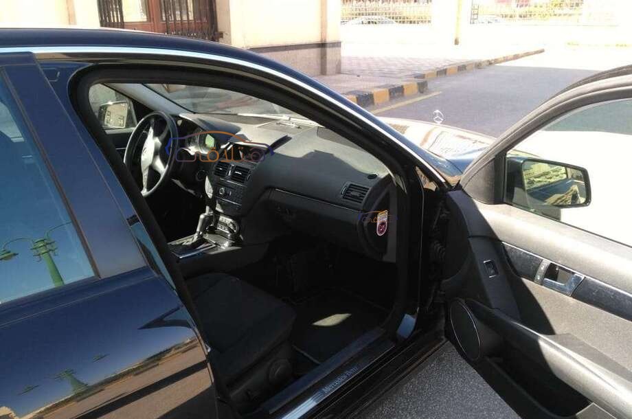 C 180 Mercedes أسود