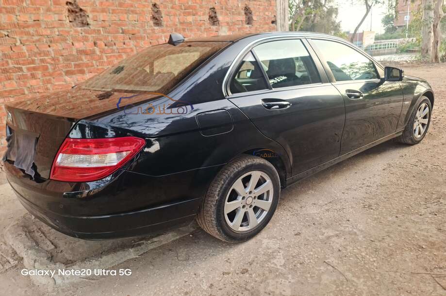 C 180 Mercedes أسود