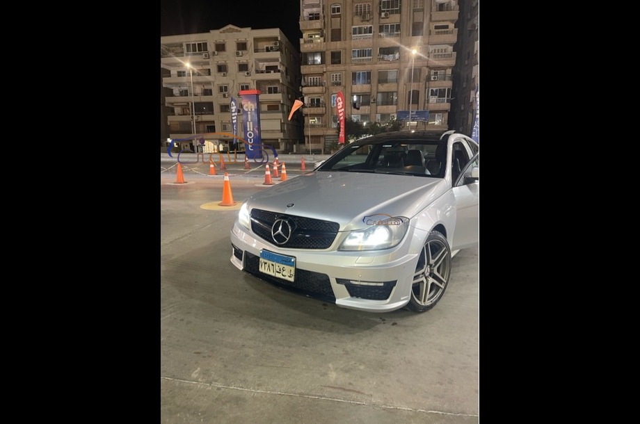 C 180 Mercedes فضي