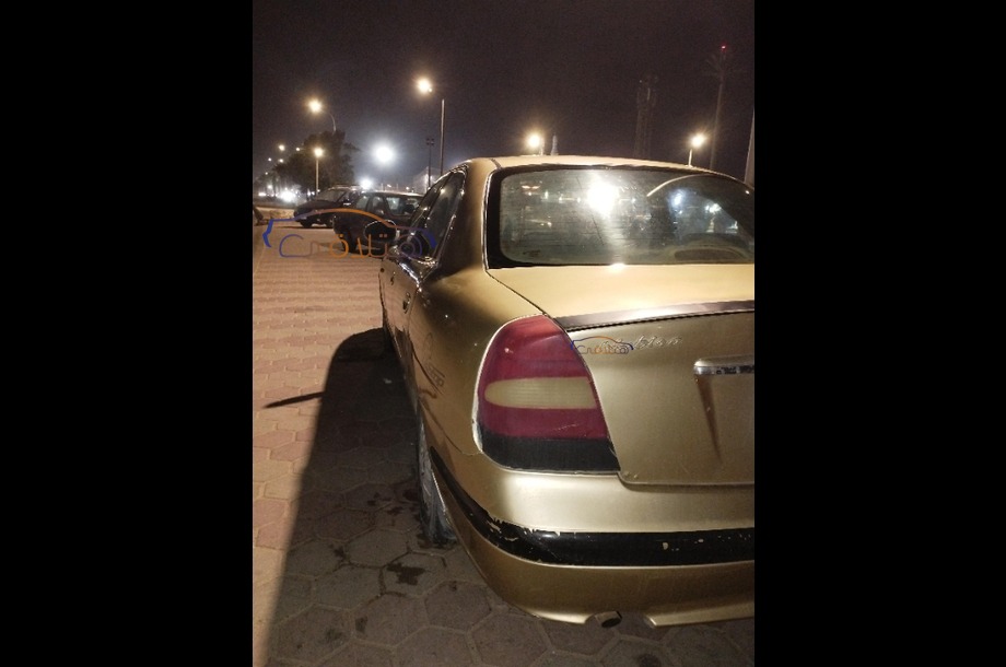 Nubira 2 Daewoo ذهبي