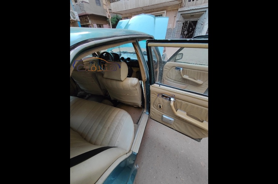 200 Mercedes الأزرق الداكن