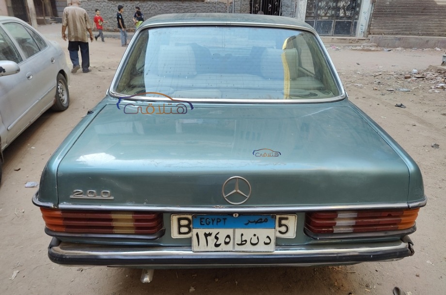 200 Mercedes الأزرق الداكن