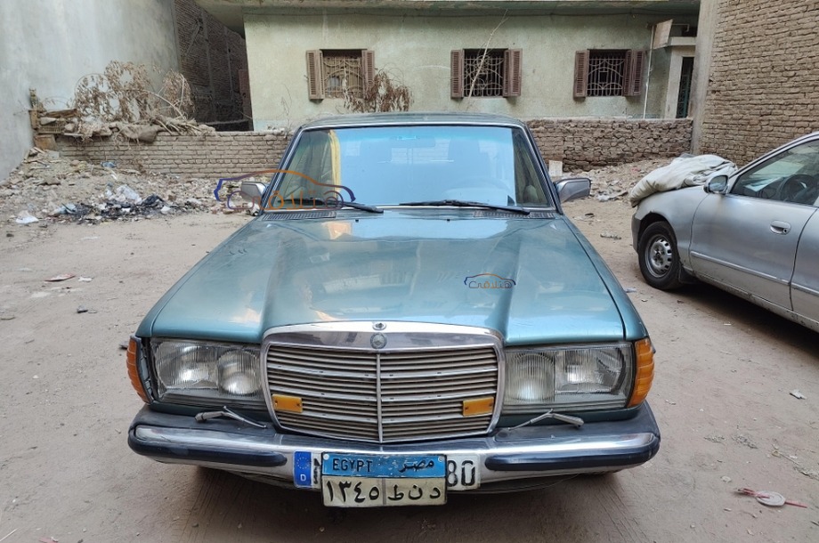 200 Mercedes الأزرق الداكن