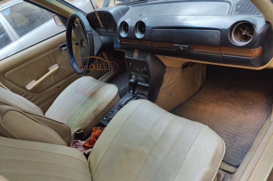 200 Mercedes الأزرق الداكن