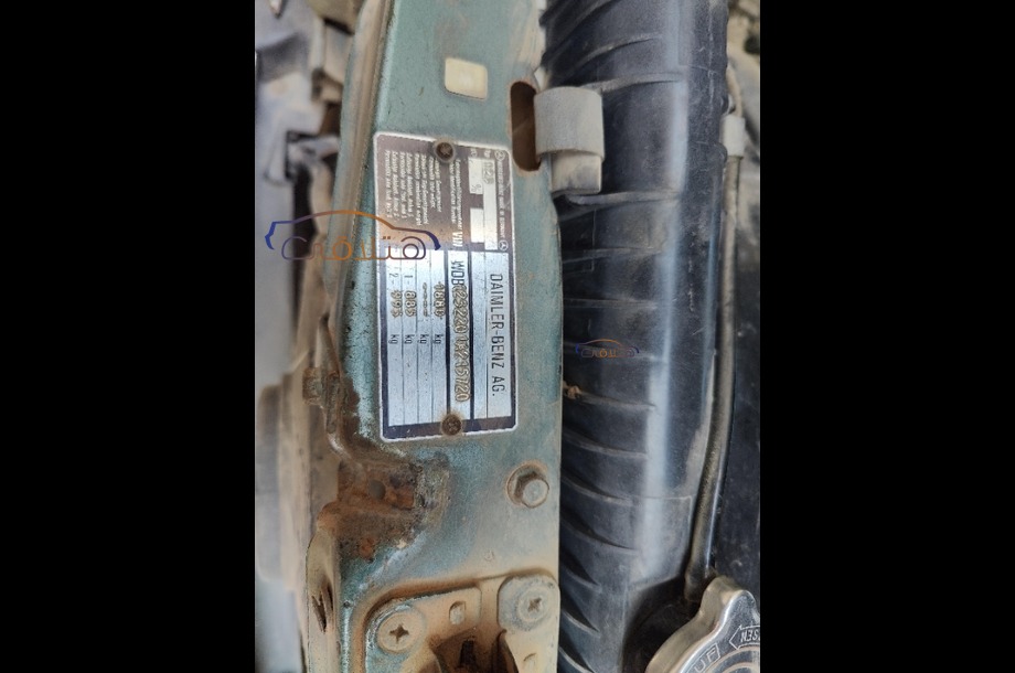 200 Mercedes الأزرق الداكن