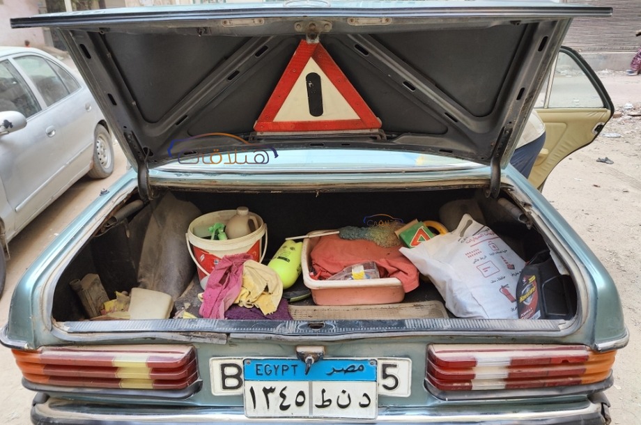 200 Mercedes الأزرق الداكن