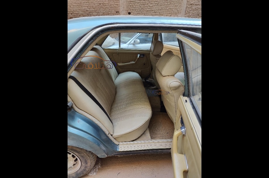 200 Mercedes الأزرق الداكن