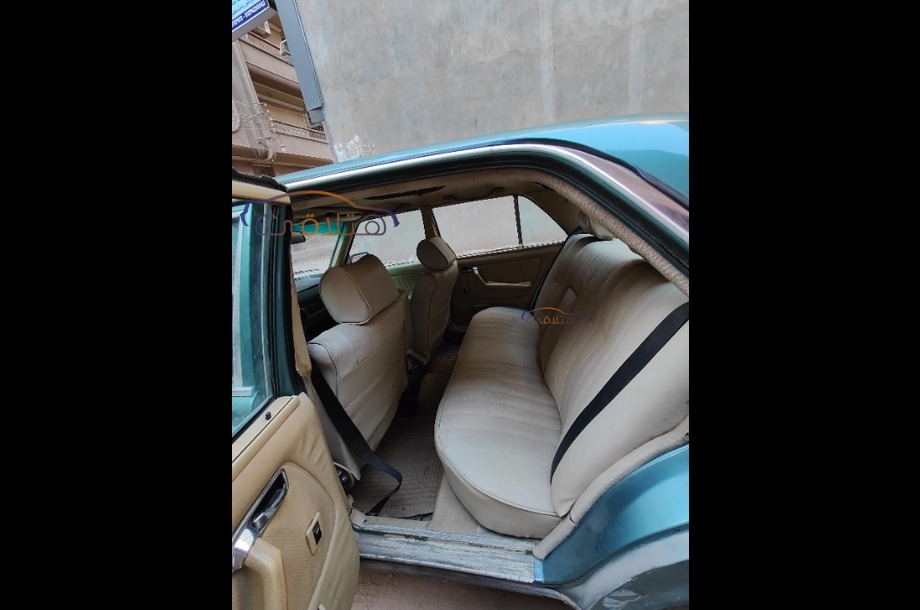 200 Mercedes الأزرق الداكن