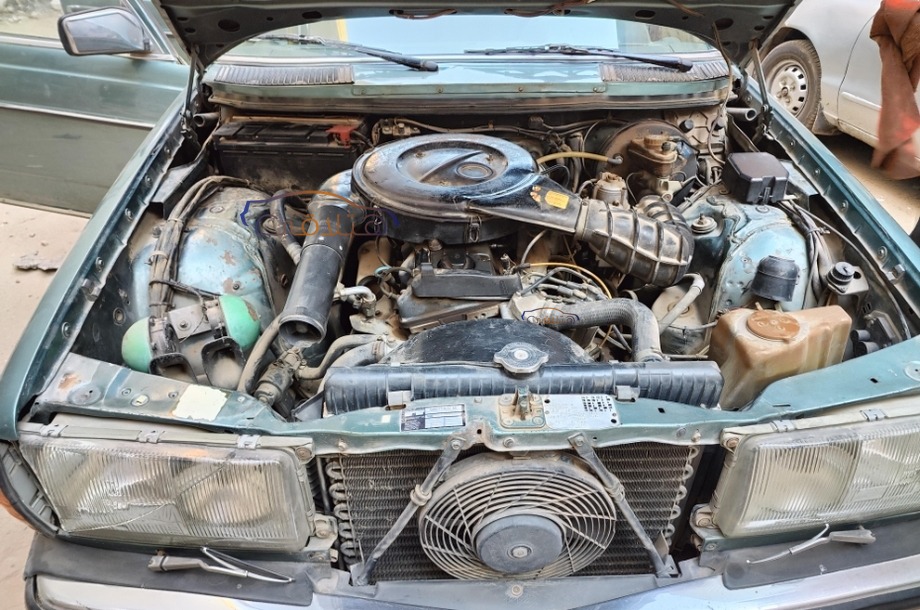 200 Mercedes الأزرق الداكن