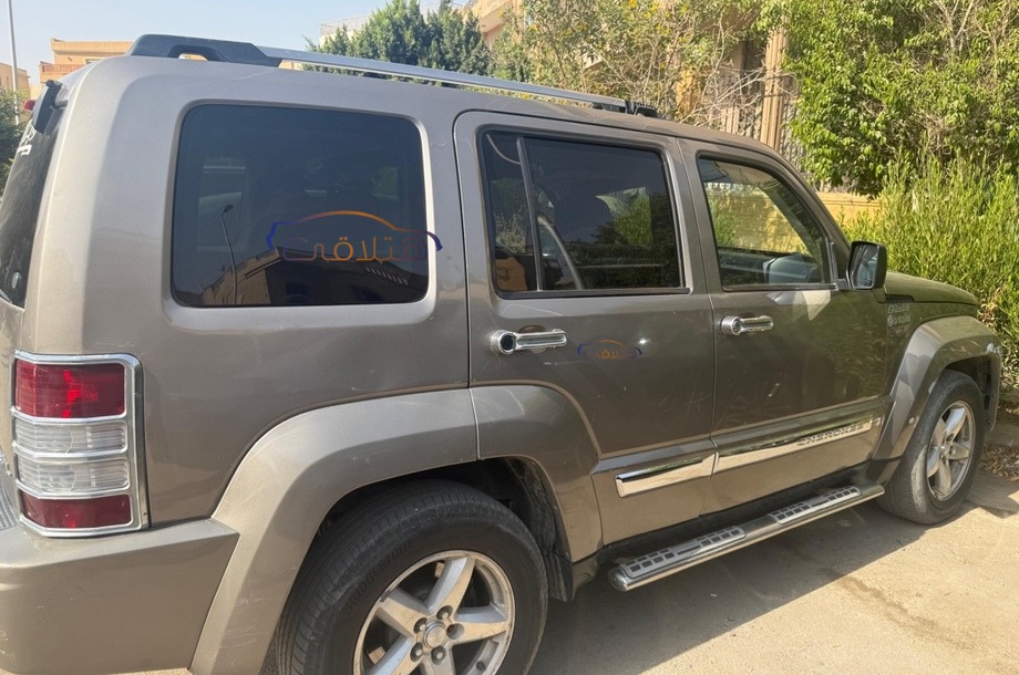 Grand Cherokee Jeep فضي