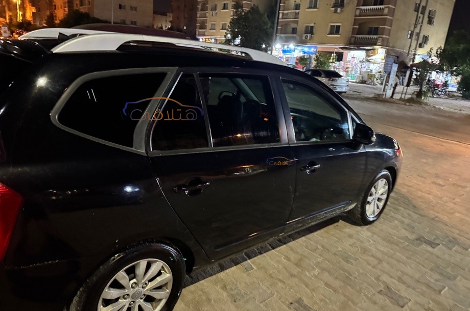 Carens Kia أسود