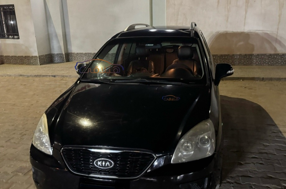 Carens Kia أسود
