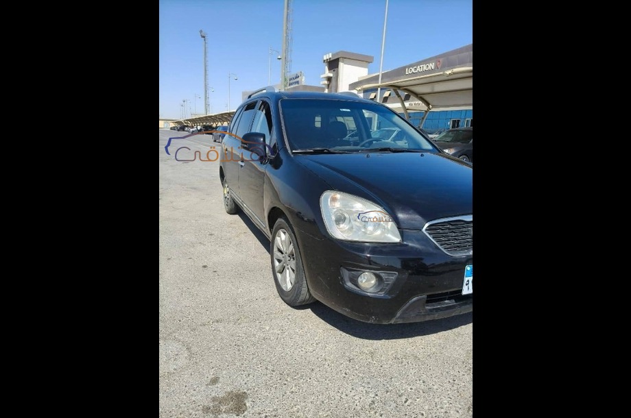 Carens Kia أسود