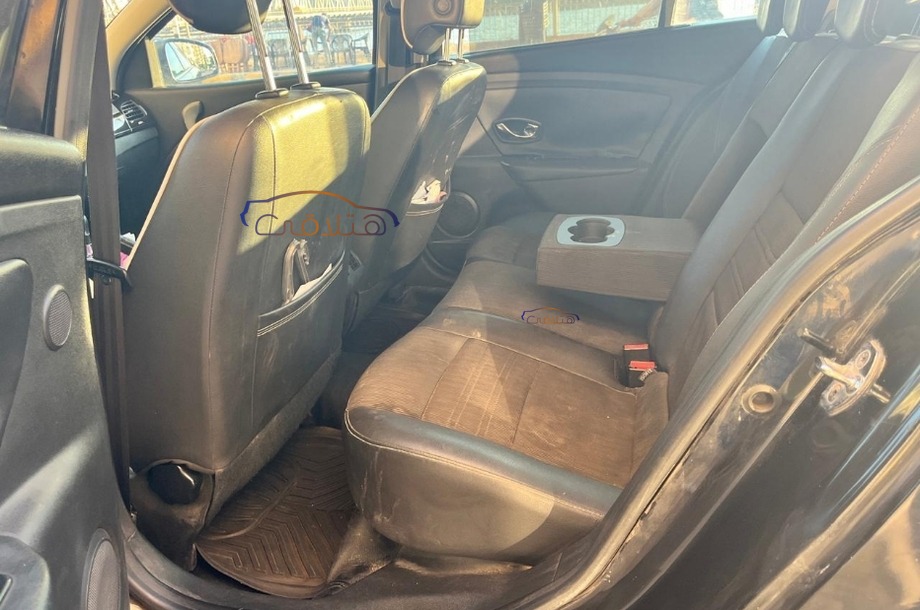 Fluence Renault أسود