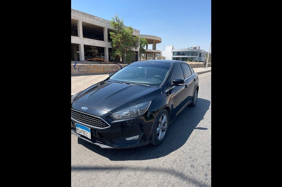 Focus Ford أسود