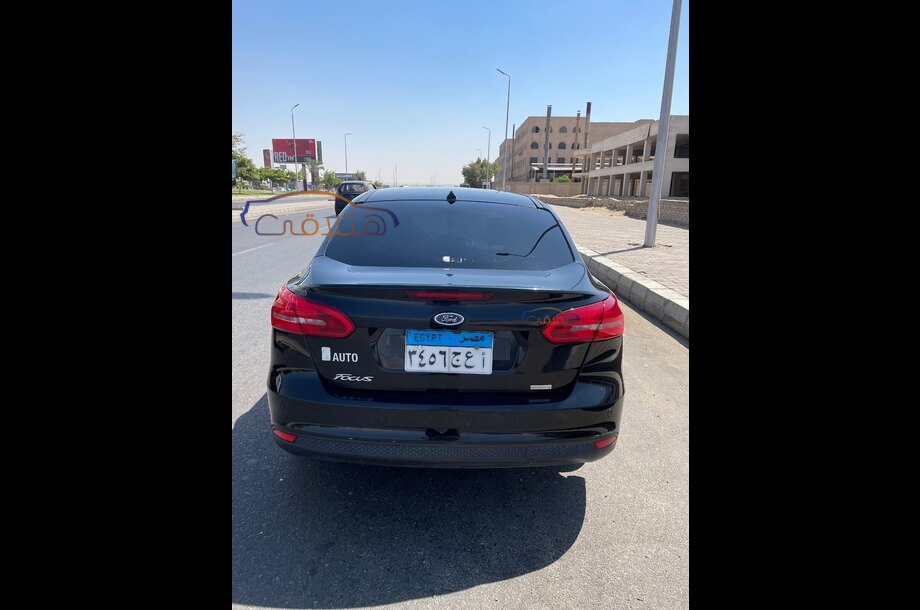 Focus Ford أسود