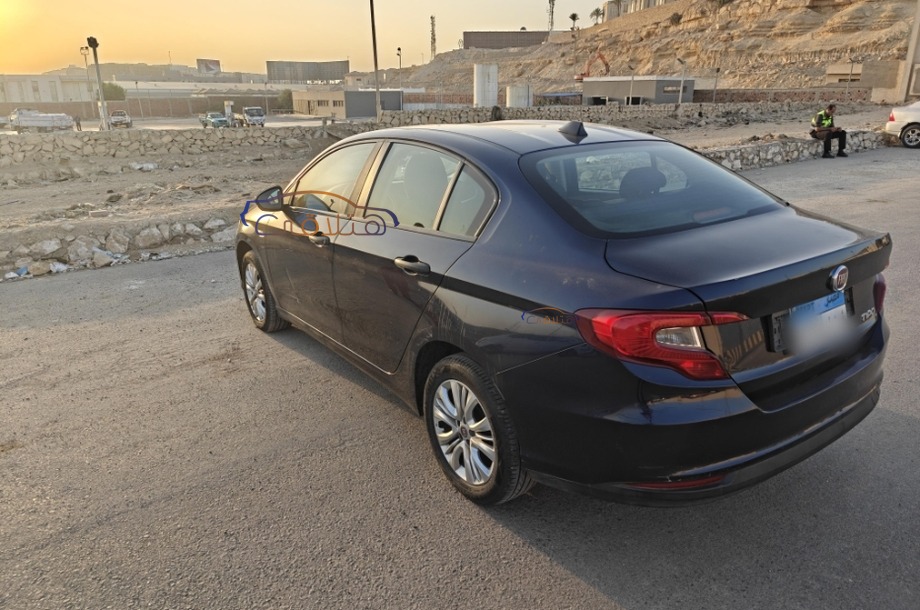 Tipo Fiat الأزرق الداكن