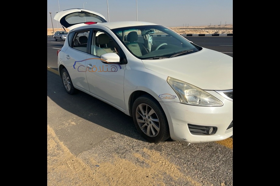Tiida Nissan أبيض