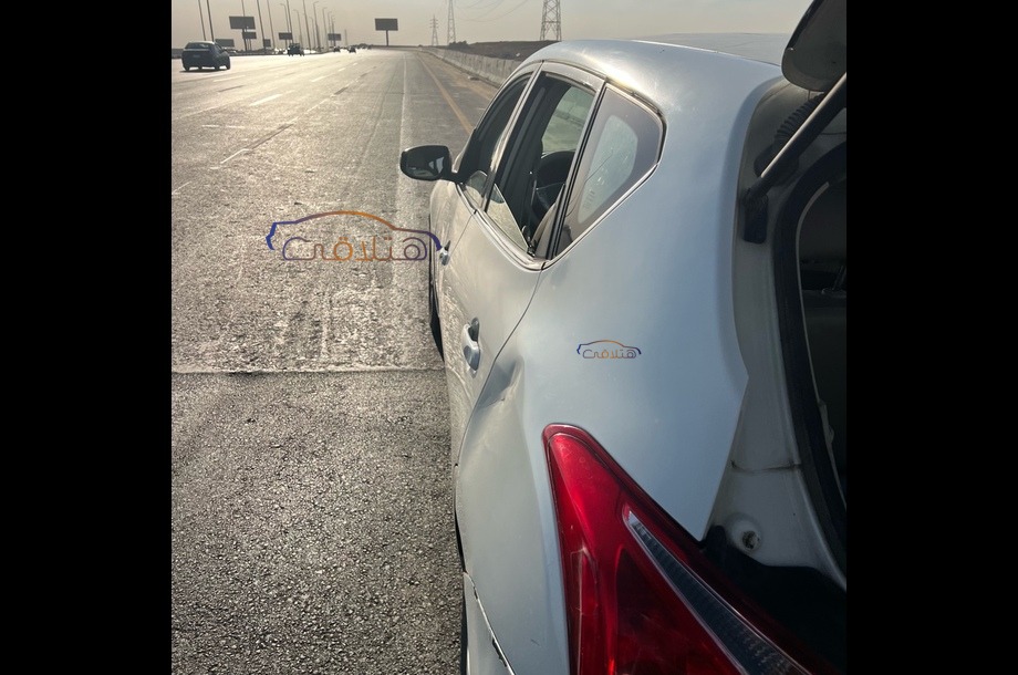 Tiida Nissan أبيض