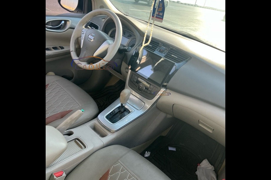 Tiida Nissan أبيض