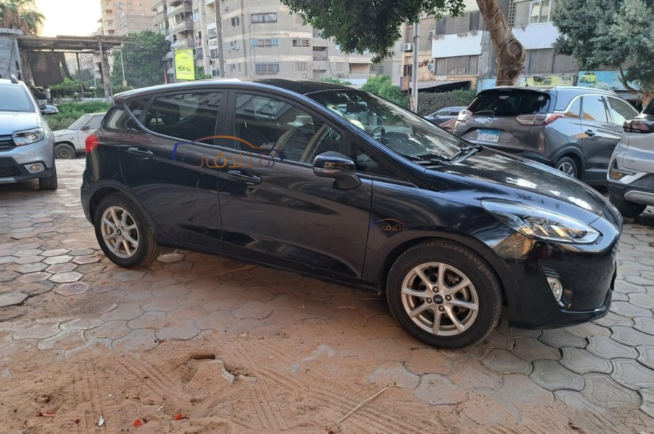 Fiesta Ford أسود