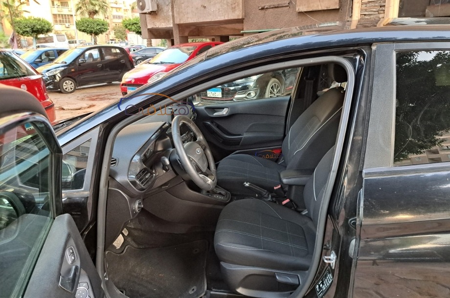 Fiesta Ford أسود
