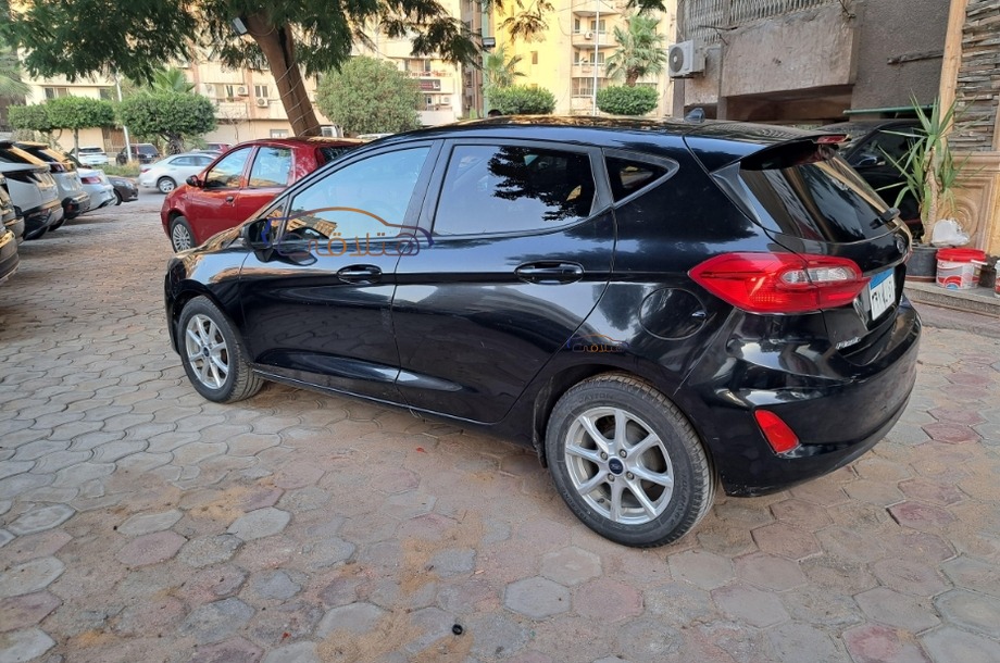 Fiesta Ford أسود