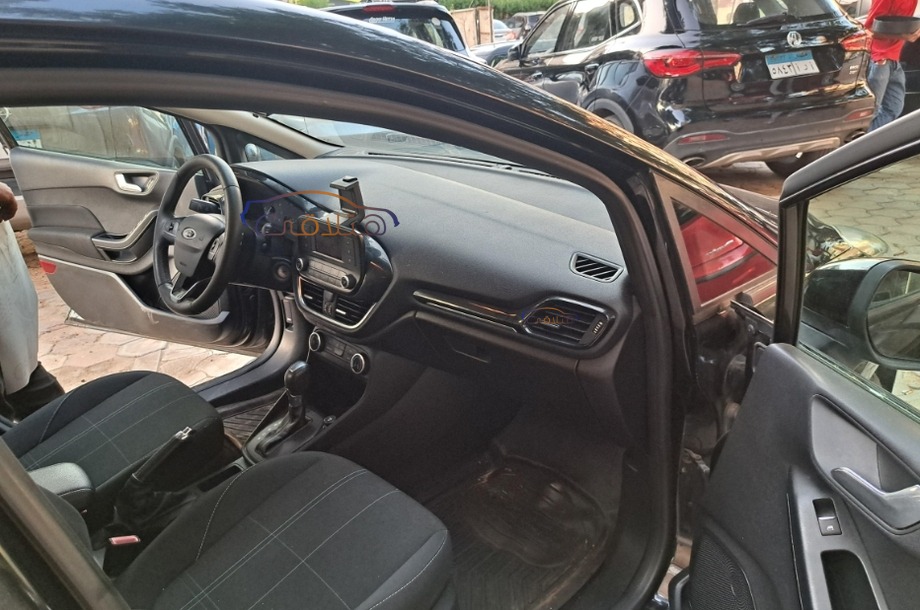 Fiesta Ford أسود