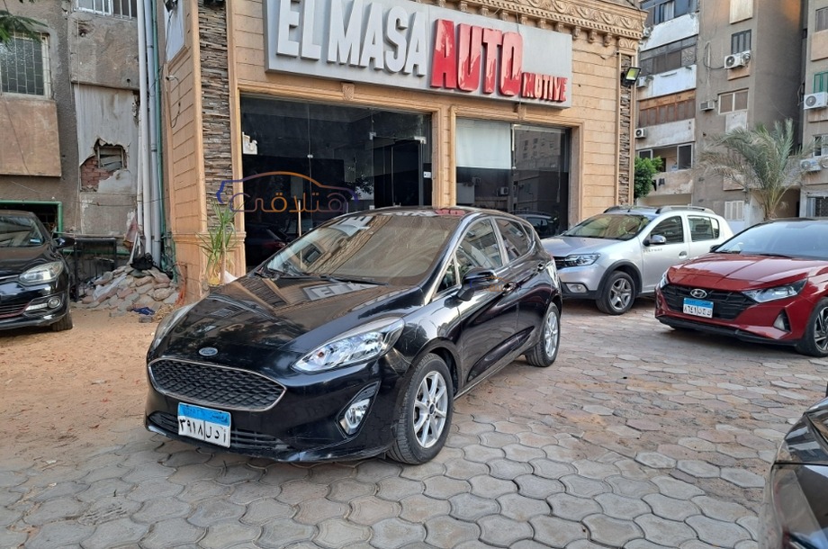 Fiesta Ford أسود