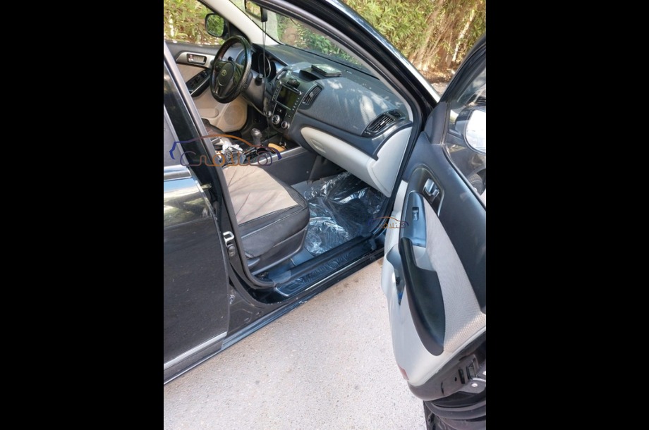 Forte Kia أسود