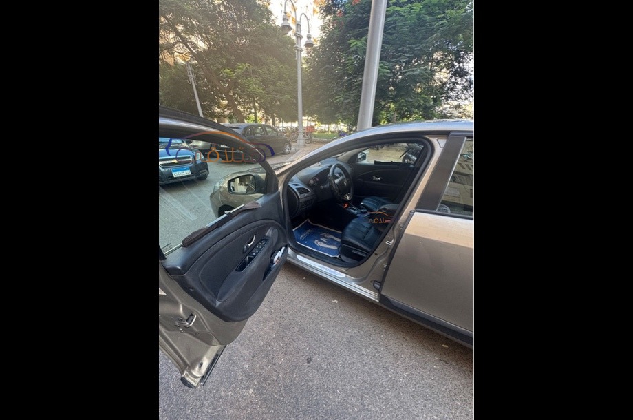 Fluence Renault ذهبي