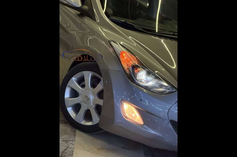 Avante Hyundai فضي