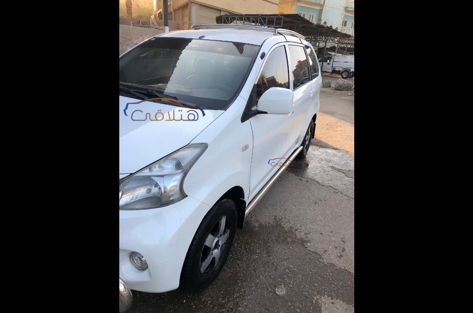 Avanza Toyota White