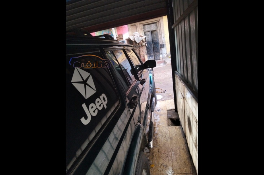 Cherokee Jeep اخضر غامق