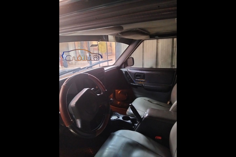 Cherokee Jeep اخضر غامق