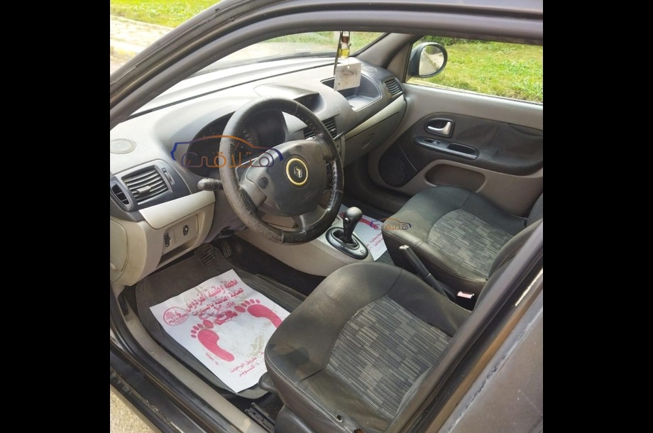 Symbol Renault أسود