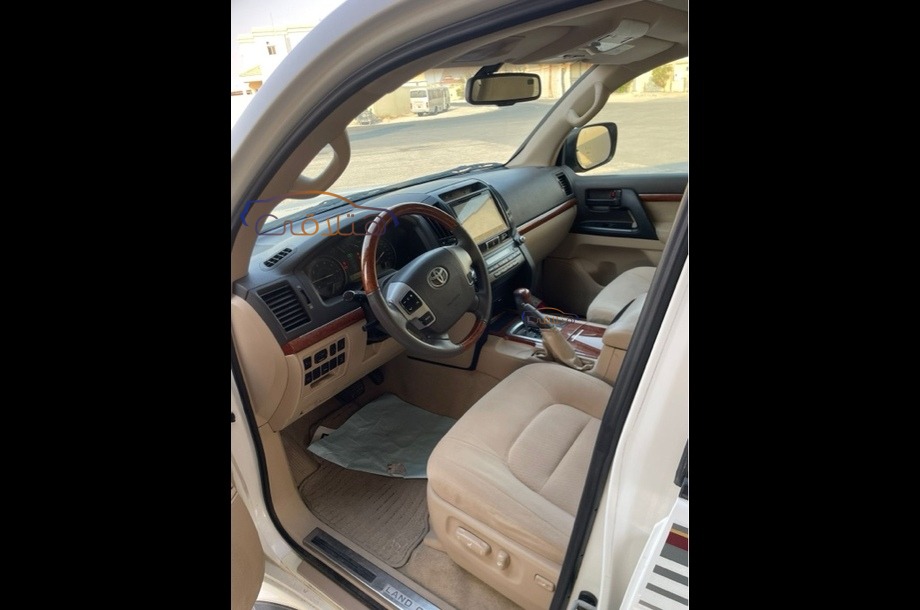 Land Cruiser Toyota أبيض