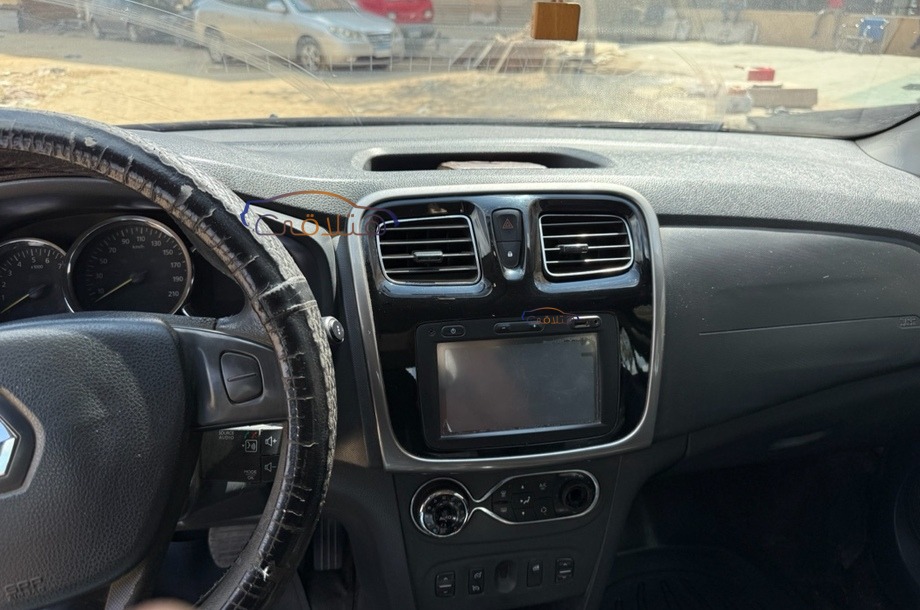 Logan Renault أسود